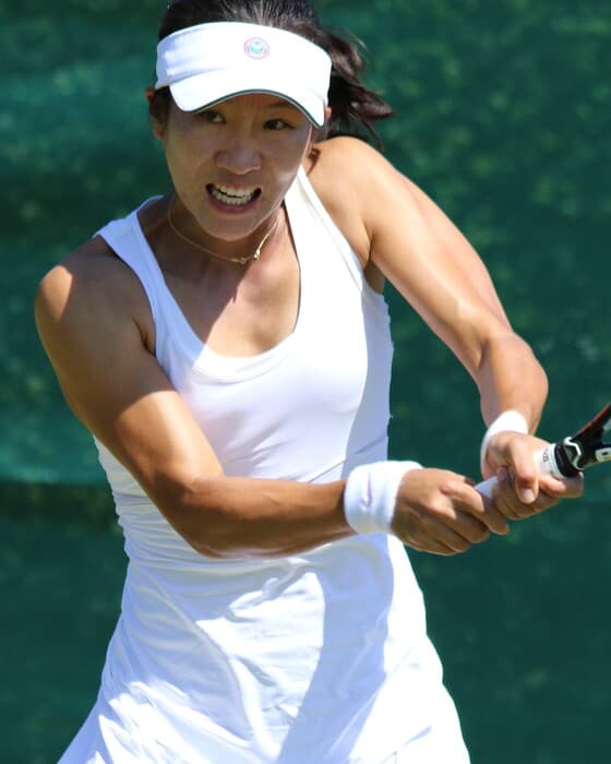 Lu Jingjing hitting a forehand.