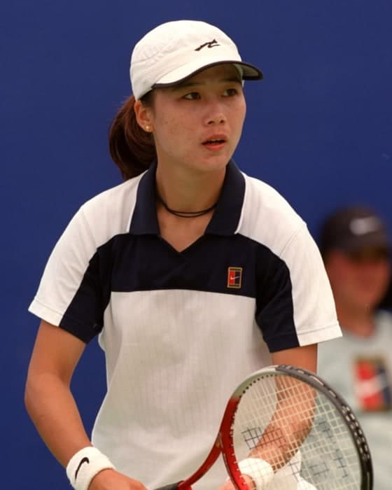 Yi Jingqian at the baseline, racket ready.